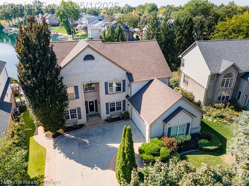 1st image of 542 Bay Pointe Dr