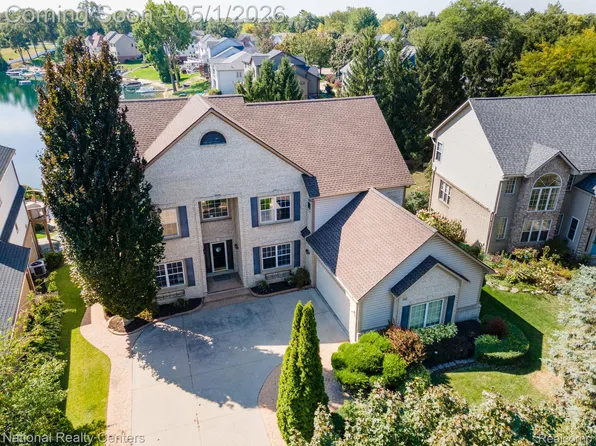 542 Bay Pointe Dr, Oxford, MI 48371