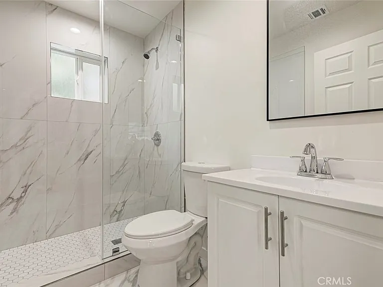 15557 Wyandotte St — Photo 12