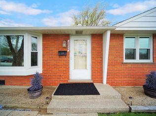 8806 S Main St, Hometown, IL 60456