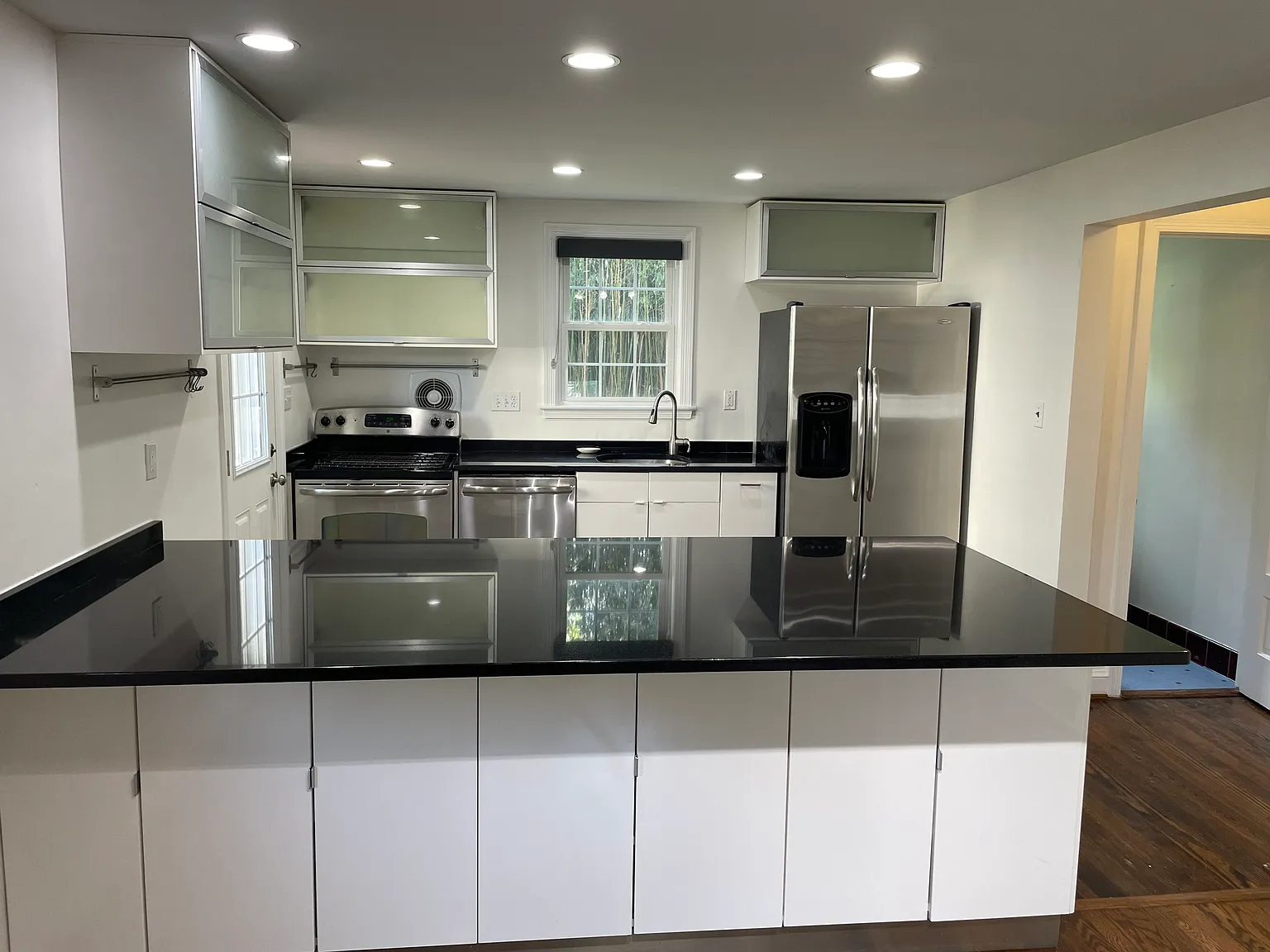 3 bed, 2.5 bath, 1980 sqft, $4,200 — Photo 2