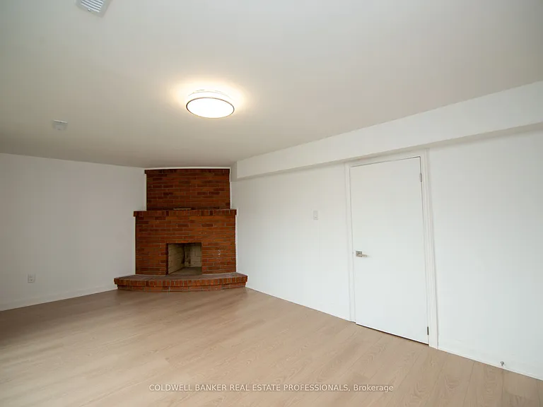 8 Nootka Cres #LOWER — Photo 2