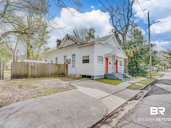 2nd image of 1005 Oak St