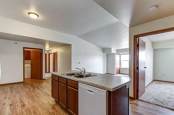 Kenwood on 5th Apartments — Photo 4