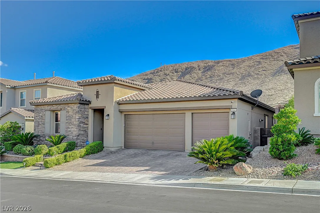 4 bed, 2.5 bath, 2592 sqft, $5,395 — Photo 2