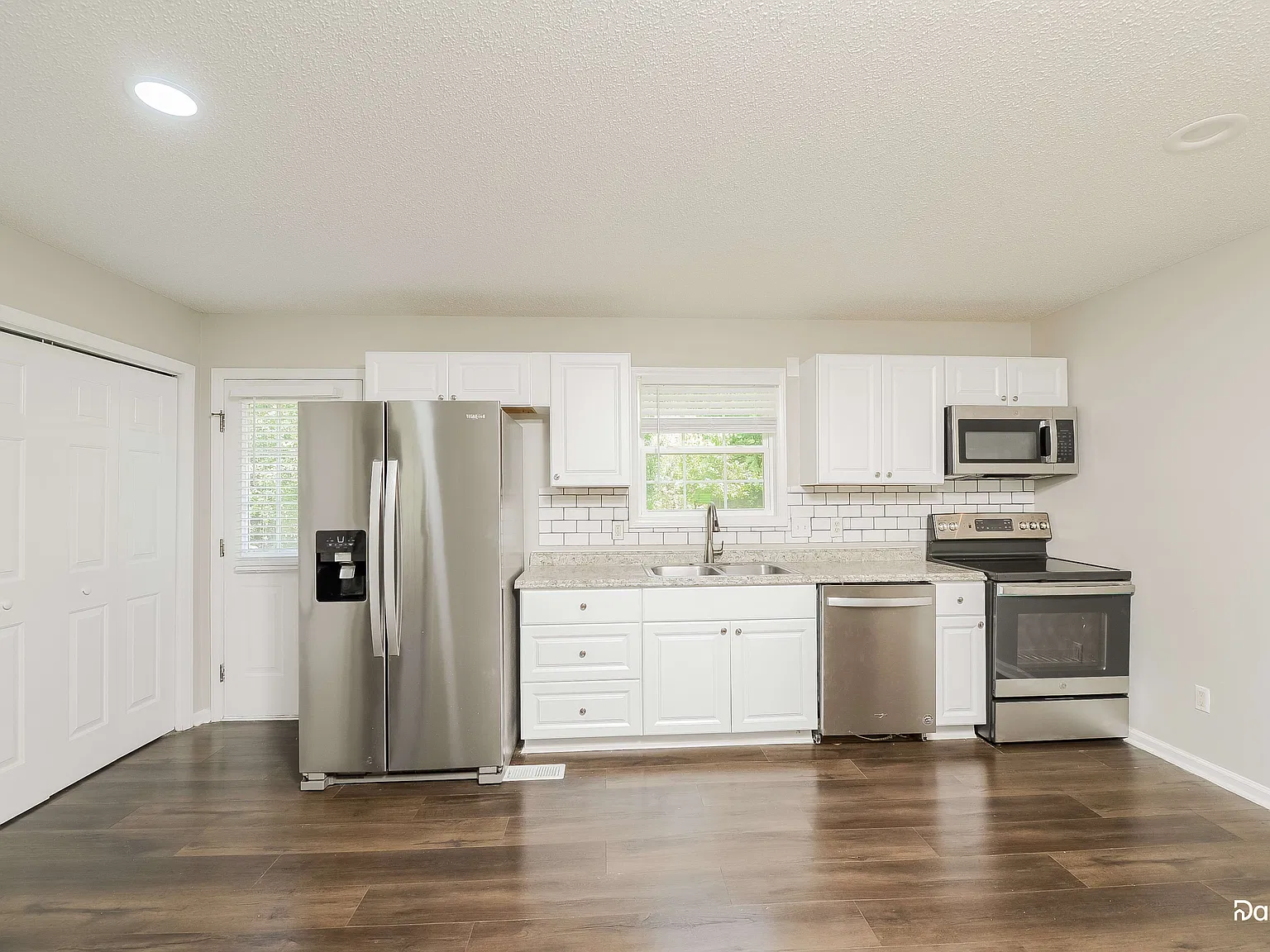 3 bed, 2.0 bath, 1056 sqft, $1,780 — Photo 4