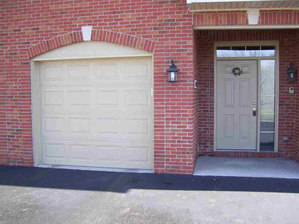 1st image of 23409 Williamsburg Cir
