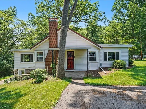 10528 Country Club Ln, North Benton, OH 44449