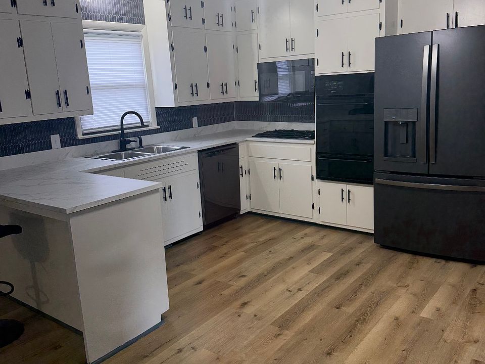 1st image of 1701 W 1st St