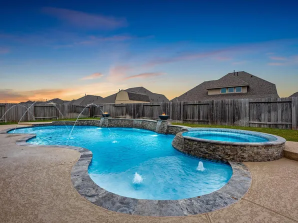 11811 Saint Augustine Dr, Mont Belvieu, TX 77535