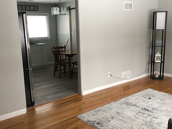 2nd image of 606 N Woodlawn Ave