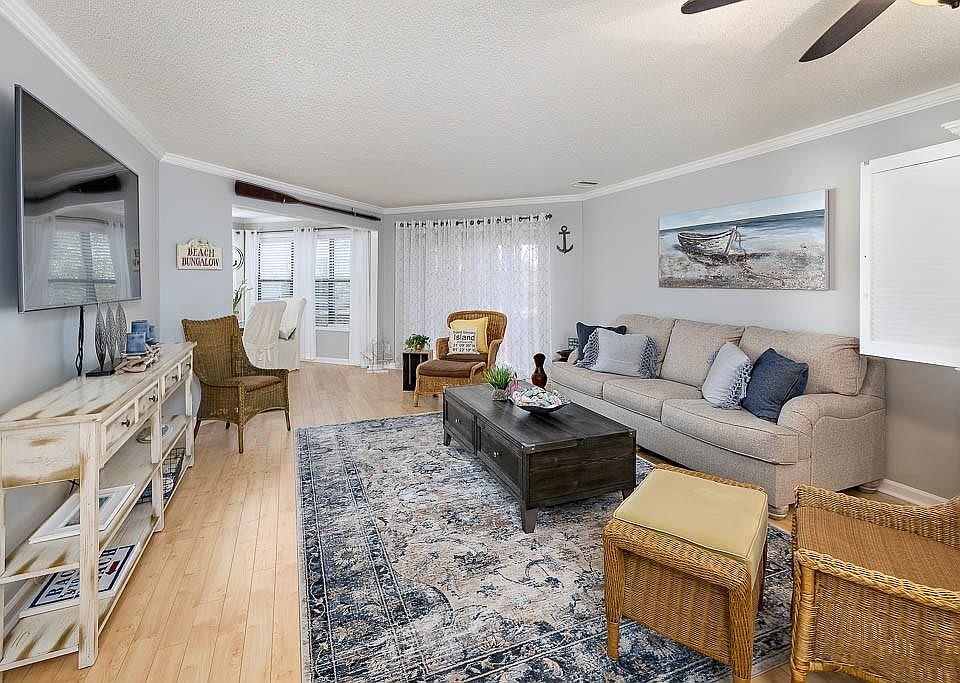 1st image of 211 Harbour Oaks Dr