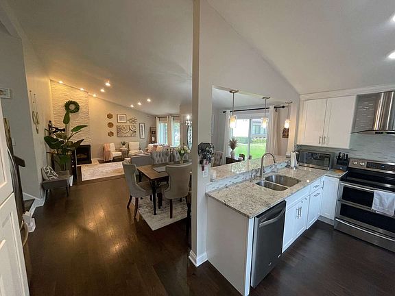 4th image of 10 Sweetwood Ct