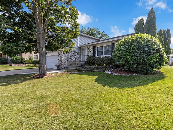 3rd image of 511 Heather Ln