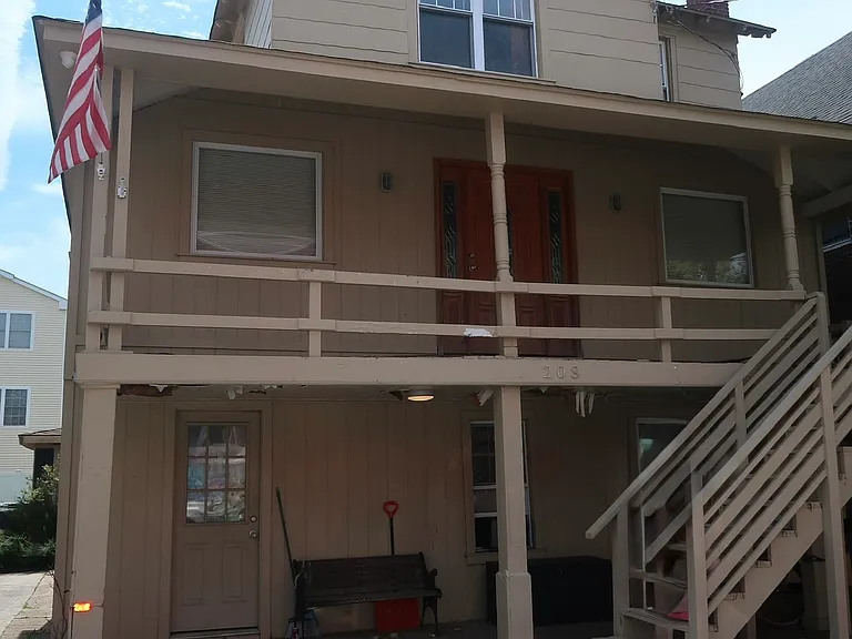 208 E Maple Ave #2 — Photo 1