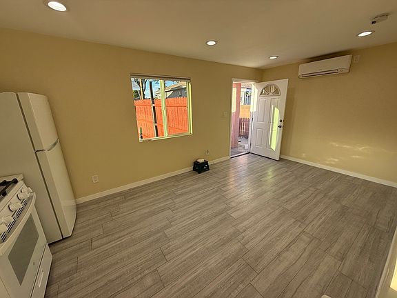 Living room/ Kitchen area