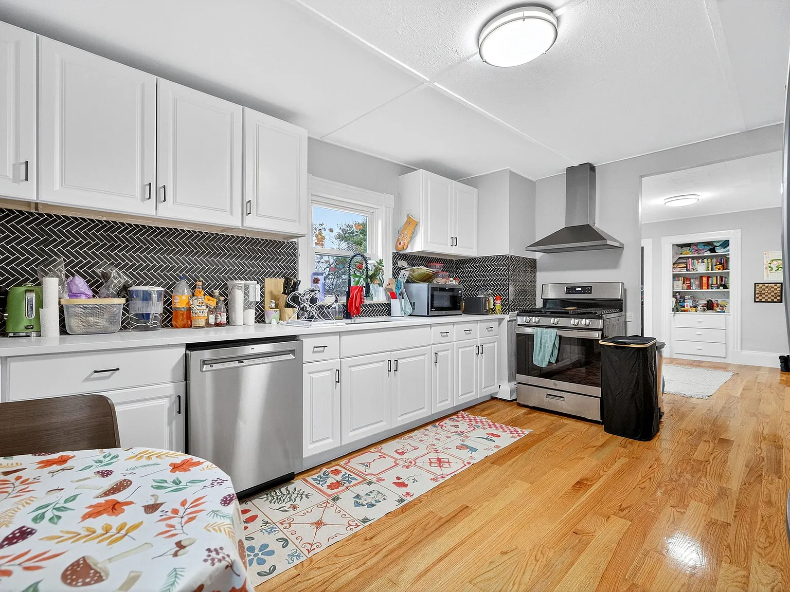 3 bed, 1.5 bath, 780 sqft, $3,695 — Photo 1