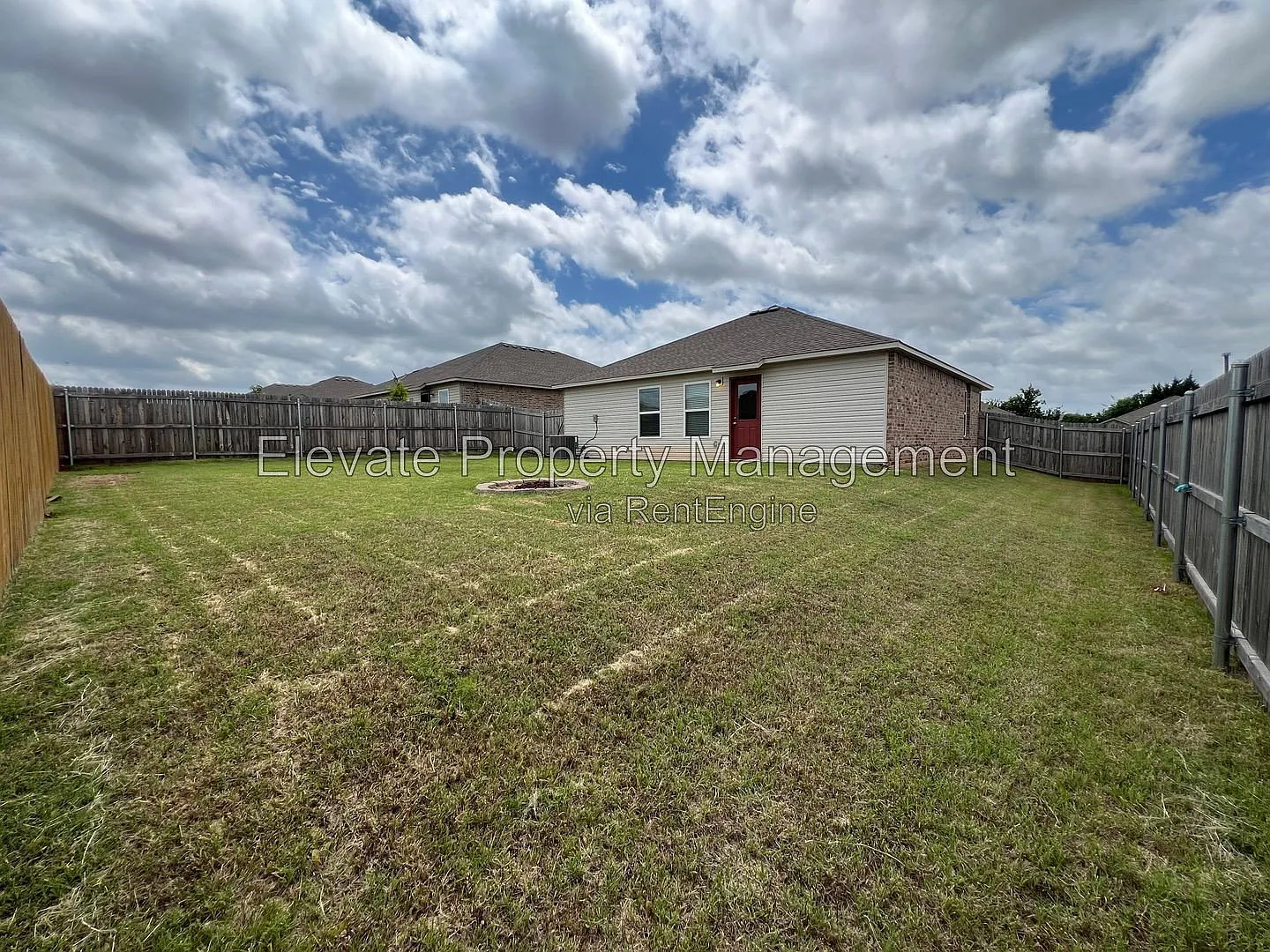 3 bed, 2.0 bath, 1301 sqft, $1,595 — Photo 4