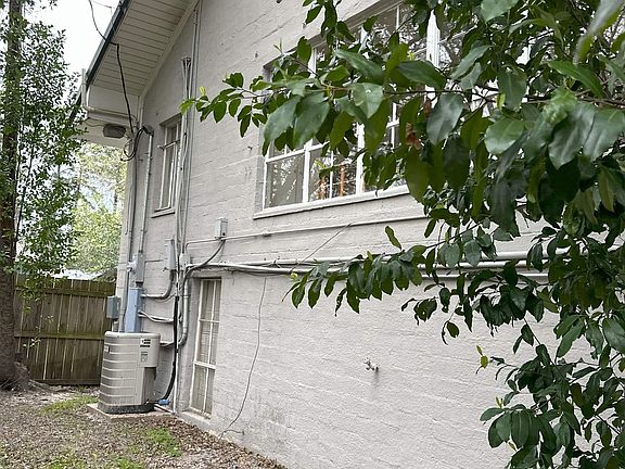 5th image of 305 Wigley St