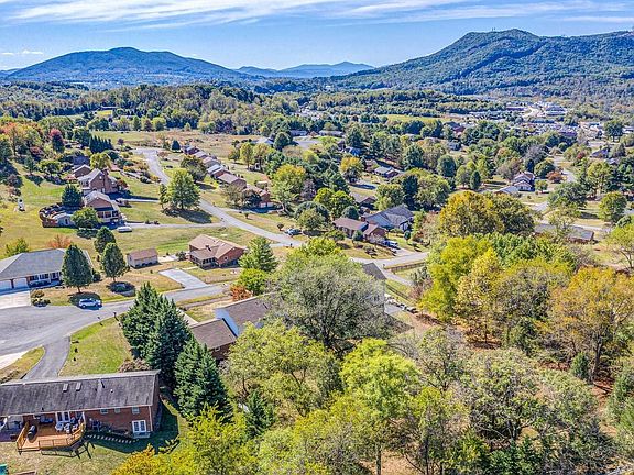 3rd image of 453 Tinker Mountain Dr