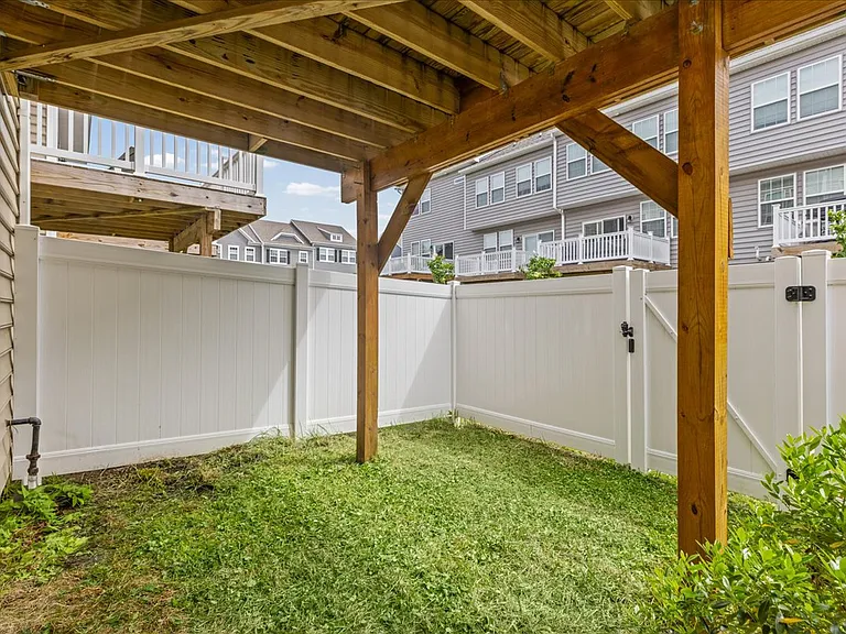 8 Venice Ln — Photo 6