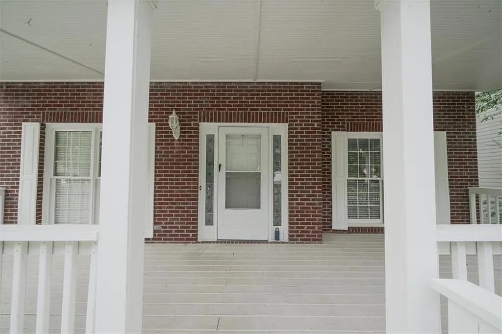 5 bed, 3.5 bath, 2017 sqft, $3,700 — Photo 3