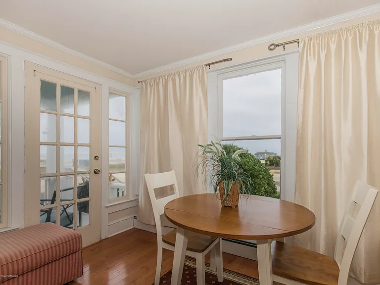 18 Ocean Ave — Photo 7
