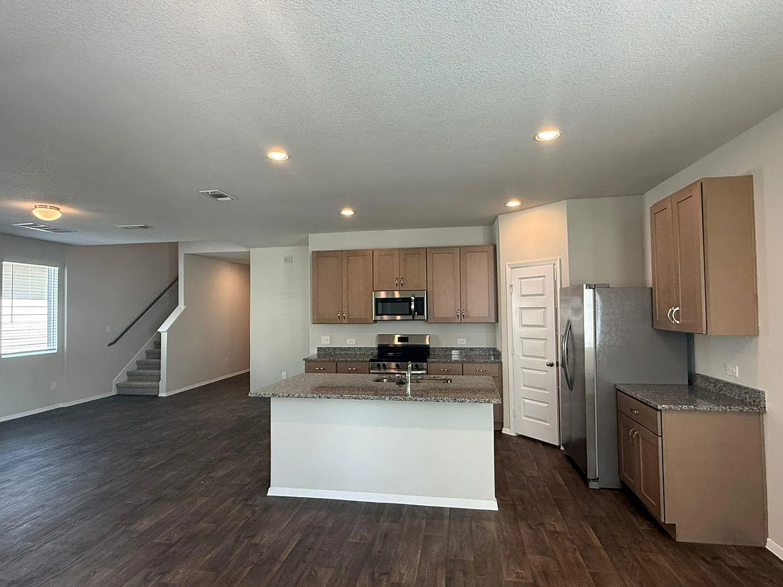 5 bed, 3.5 bath, 2595 sqft, $2,799 — Photo 4