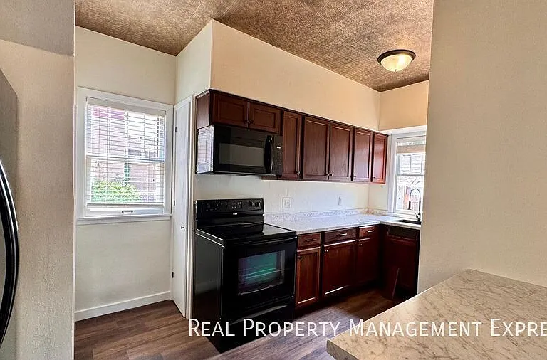 509 W 25th St — Photo 20