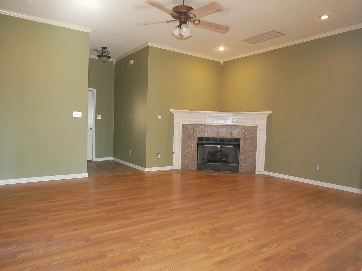Pleasant Living: Beautiful 3 Bed, 2 Bath Home with a 2-Car Garage! — Photo 3