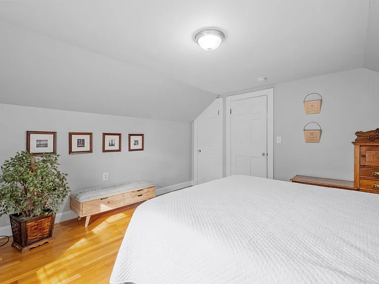 989 Union St — Photo 36
