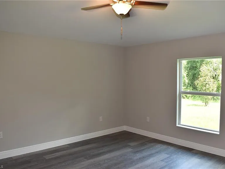 20217 Renwick Ave — Photo 16