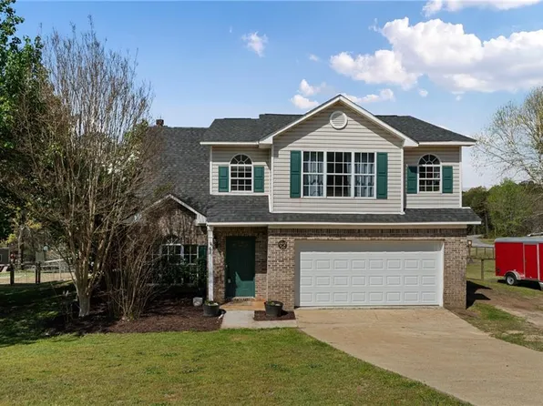 63 Laurel Wood Dr, Smiths Station, AL 36877