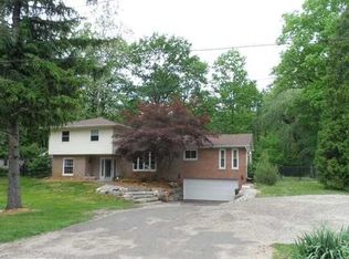 4038 N Pine Dell Dr, Lansing, MI 48911