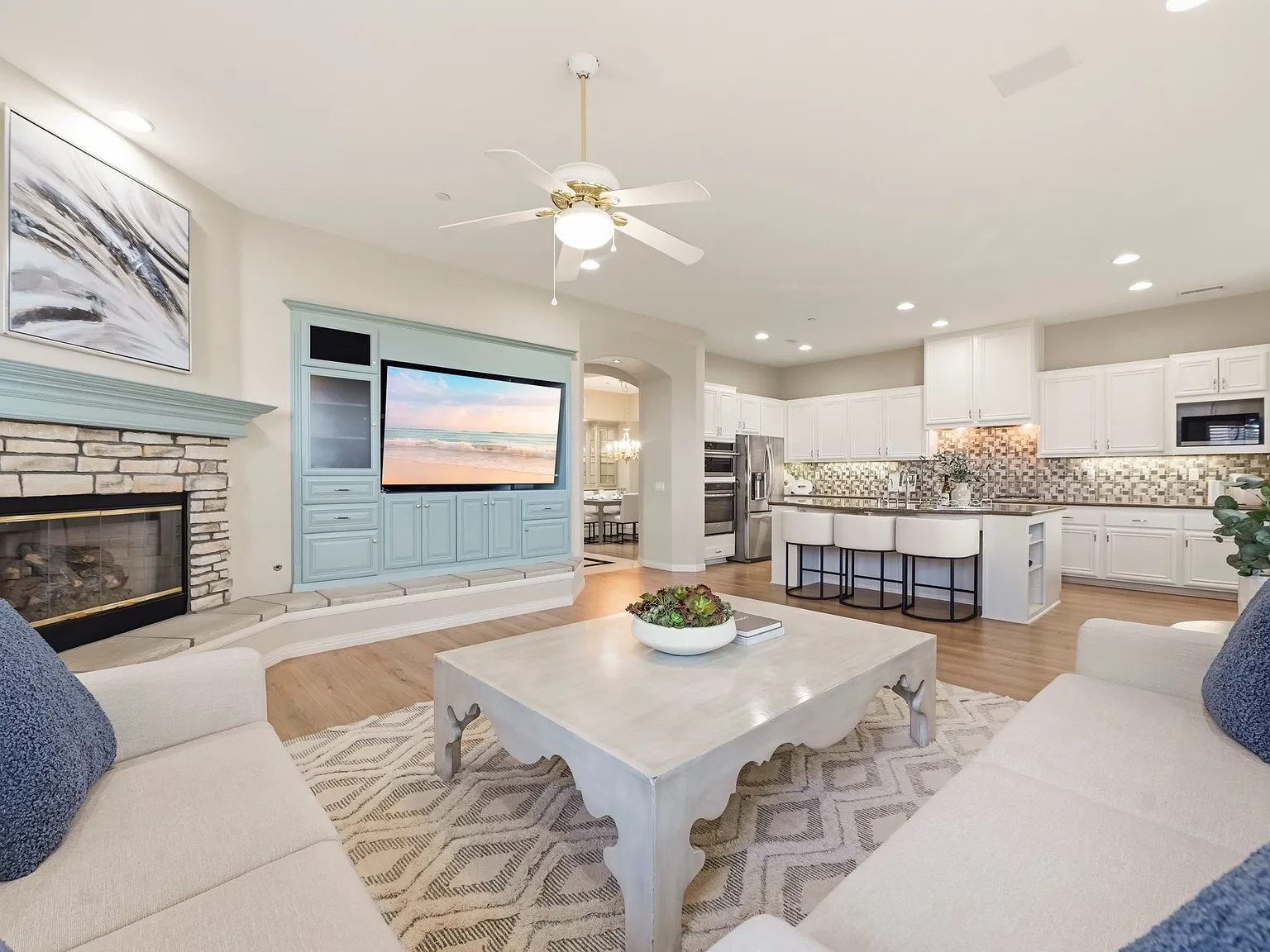 4 bed, 2687 sqft, $6,895 — Photo 4