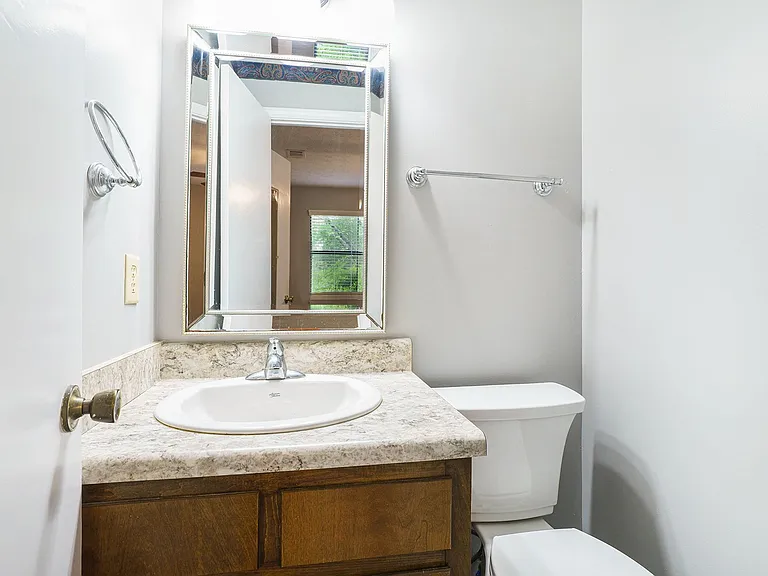 104 Oak Park Ct — Photo 15