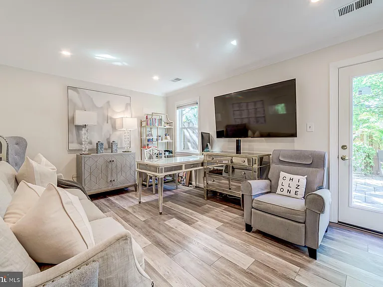 8 Carriage House Cir — Photo 10
