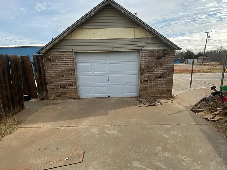 520 N Indiana St — Photo 3