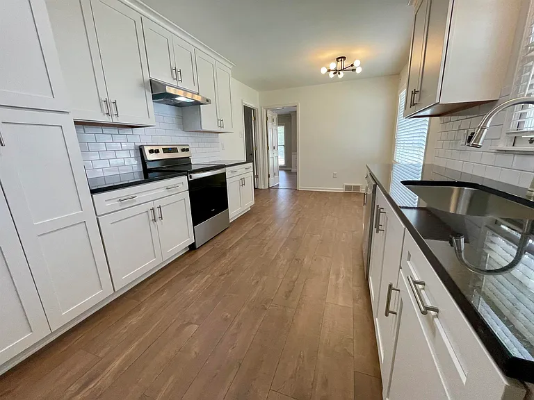 2420 Stratfield Dr — Photo 3