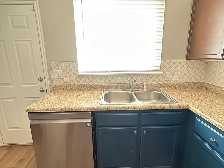 475 N Redwood Rd — Photo 3
