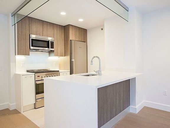 5th image of 311 W 50th St APT 2D