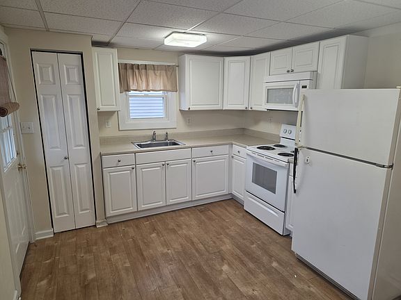 2nd image of 127 Fort St Unit 1