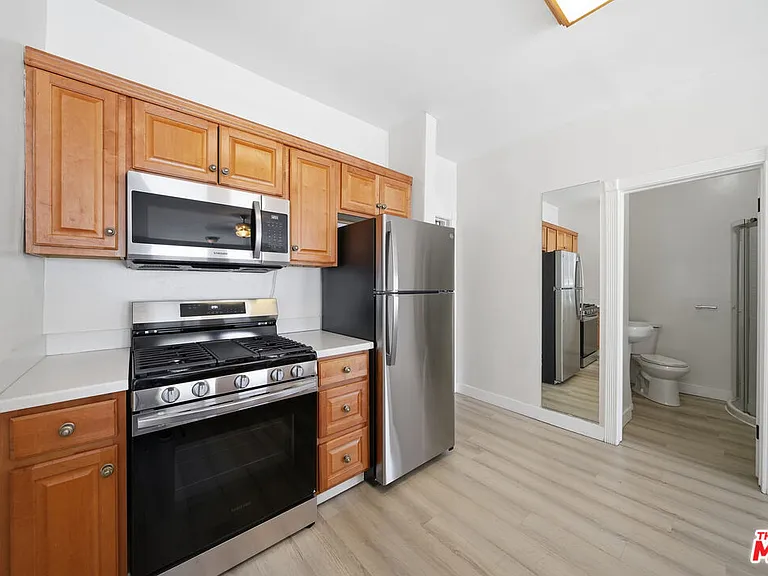 5754 Melrose Ave — Photo 3