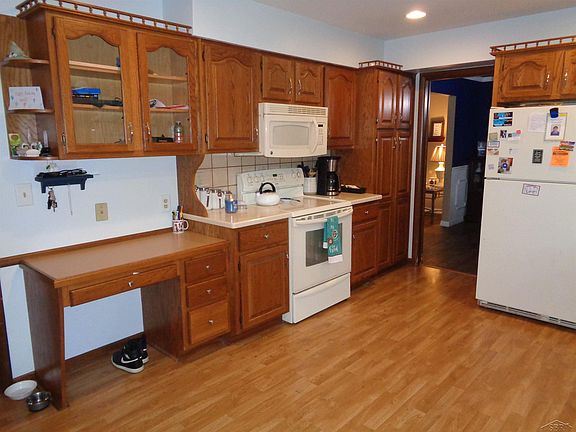 3rd image of 460 Holbrook Ln
