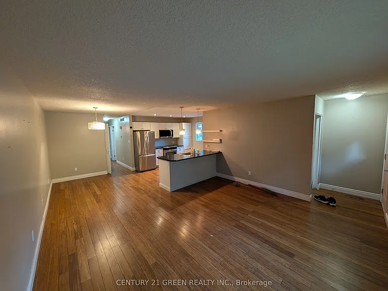 4 Wenlock Cres — Photo 4