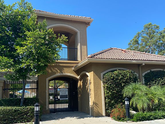 The Bluffs Pool and Spa Entry