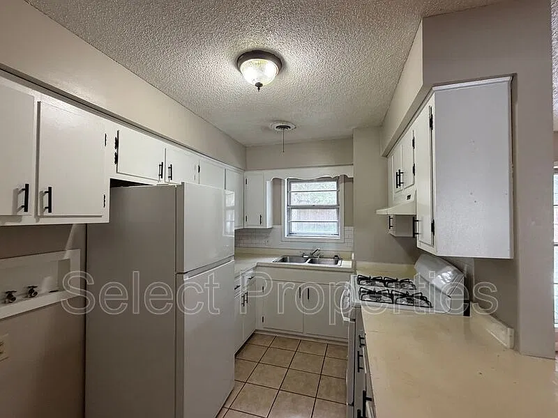 3 bed, 1.0 bath, 1053 sqft, $1,250 — Photo 3