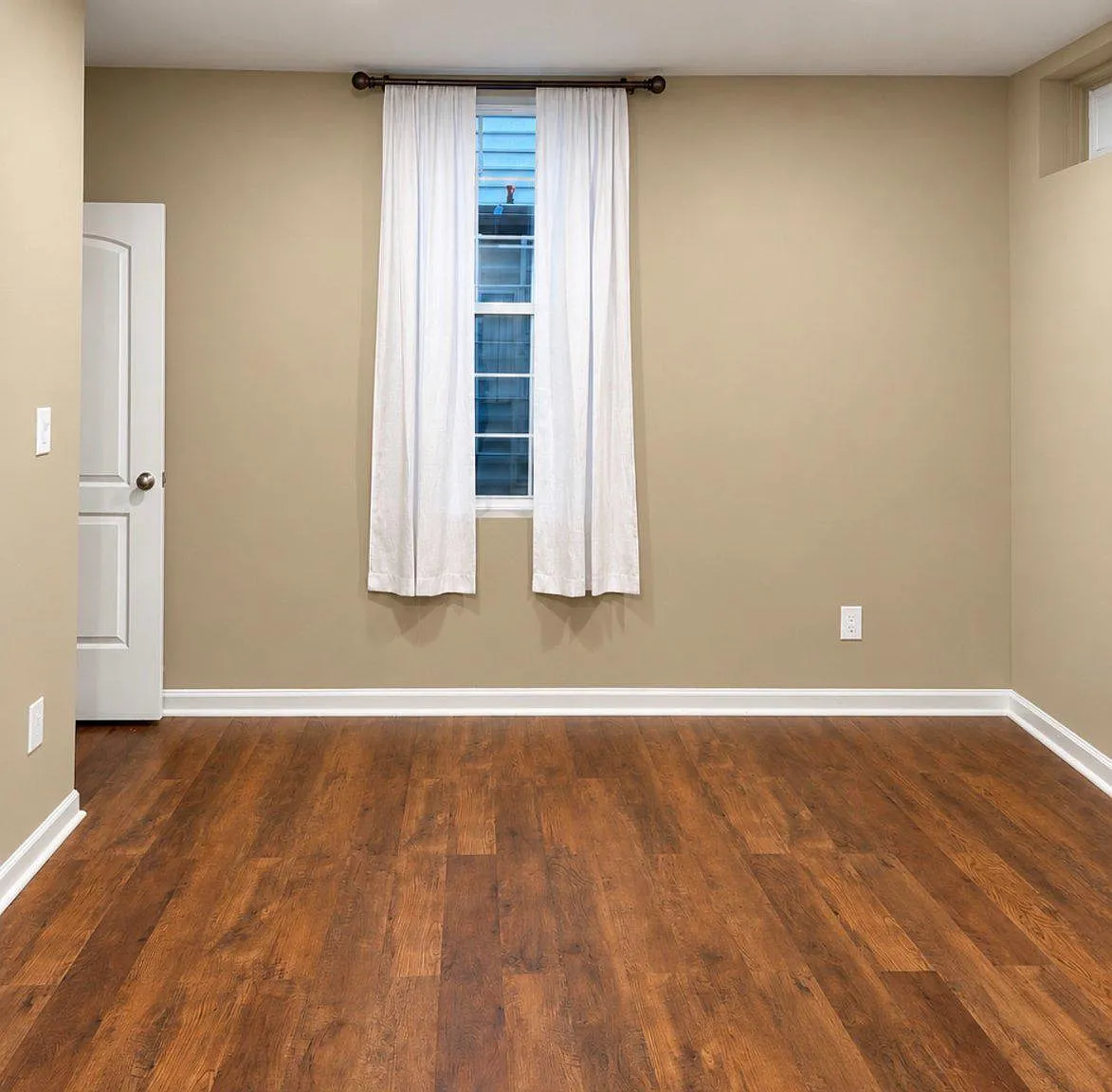 1 bed, 1.0 bath, 5200 sqft, $2,700 — Photo 3