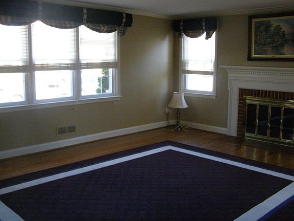 Living Room w/fireplace
