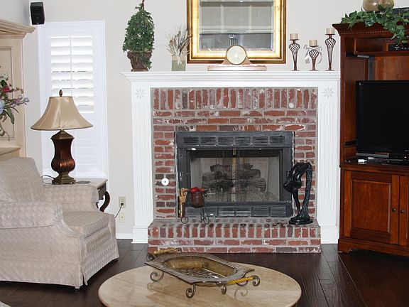 Many extra mouldings and designer woodwork to compliment features.